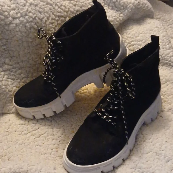 Guess Stylish Black Women's Boots 8.5 - Picture 2 of 9